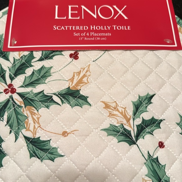 Lenox Scattered Holly Toile 15” set of 4 reversible quilted placemats - Picture 2 of 3